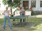 Justyna i Kasia grają w ping-ponga