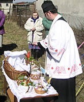 Ksiądz Leszek Kuriata podczas święcenia pokarmów